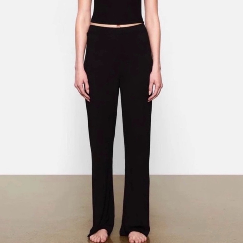 Skims Kim Kardashian‎ Soft Ribbed Lounge Pant in Black.